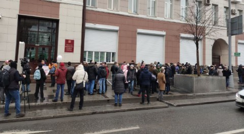 Россияне вышли на пикеты в защиту медработников