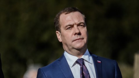 Медведев призвал штрафовать за отказ обслуживать пенсионеров