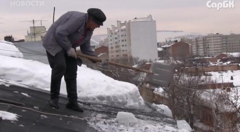 Достали! Пенсионерка чистит крышу от снега вместо УК