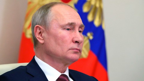Путин заявил о необходимости защитить вклады россиян в ценные бумаги