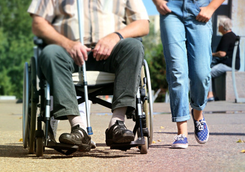 Пенсионерка: "Нужно запретить колясочникам выезжать на улицу"