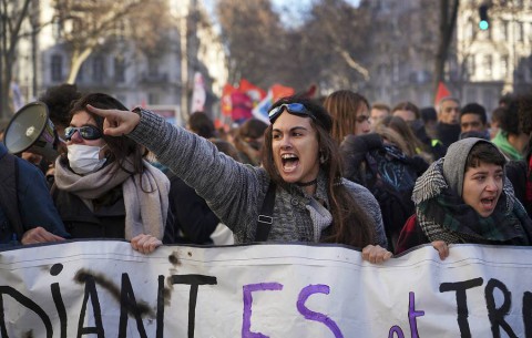 Французы массово вышли на марши против пенсионной реформы