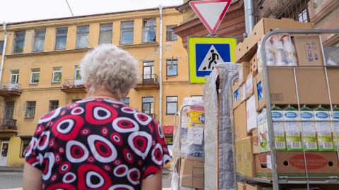 Пожилым петербуржцам на самоизоляции снова выплатят деньги