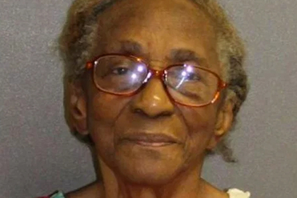 ​Бабушка ударила ленивую внучку тапкой и угодила под арест
