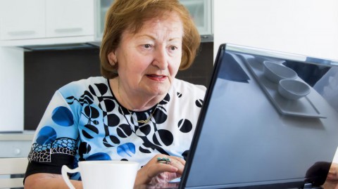 Московских бабушек научат зарабатывать в интернете
