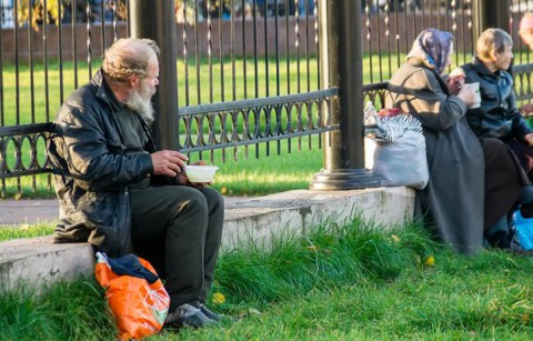 Пожилых бездомных возьмут в приемные семьи?