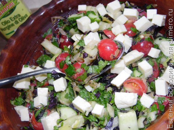 Легкий овощной салат с брынзой