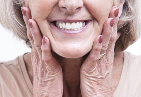 Найдена связь между выпадением зубов и гипертонией у женщин