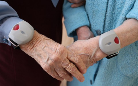 Что такое браслеты здоровья для пожилых с тонометром?