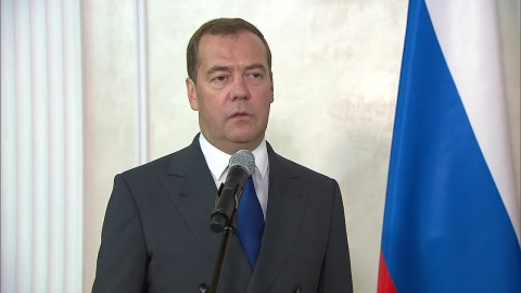 Путин наградил Медведева орденом "За заслуги перед Отечеством"