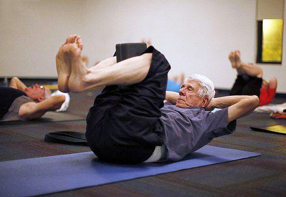Упражнения пенсионерам для спины
