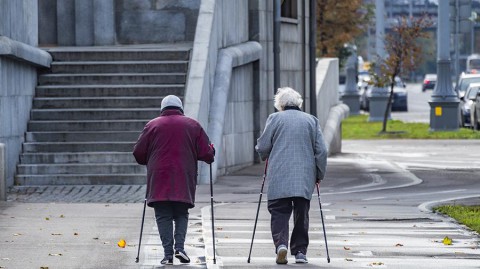 Ученые связали медленную ходьбу с ранним старением мозга