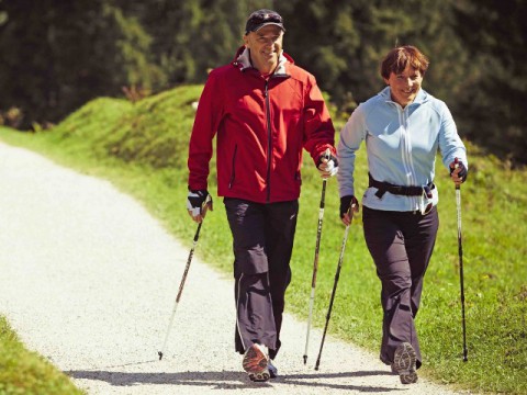 Скандинавская ходьба для пожилых людей: польза и противопоказания