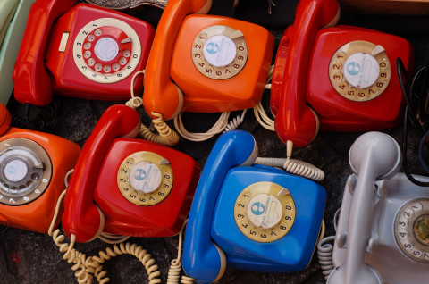 13 номеров телефонов, которые будут полезны пожилым уральцам