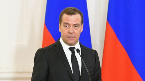 Медведев: неработающим пенсионерам доплатят до 1 июля