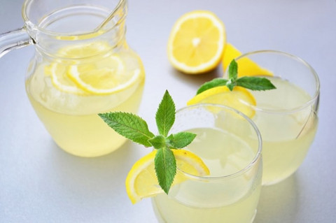 Зачем пить лимонную воду?