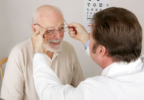 Микробиологи нашли причину возрастной потери зрения